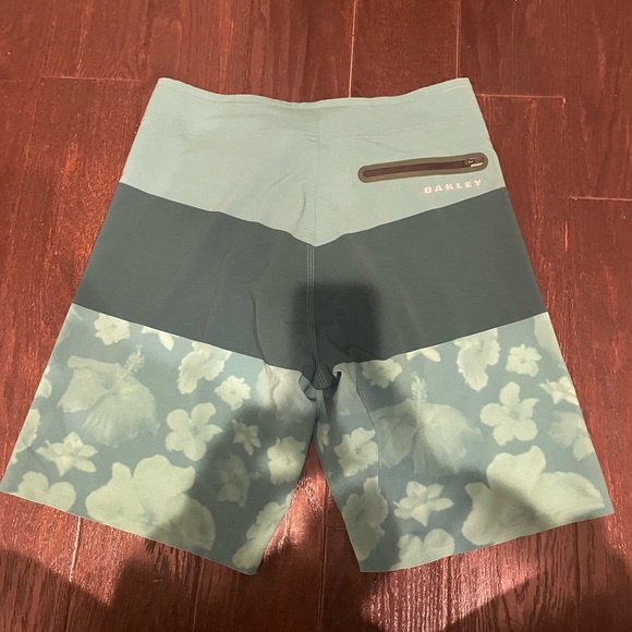 Oakley men’s swim trunks - Picture 2 of 3